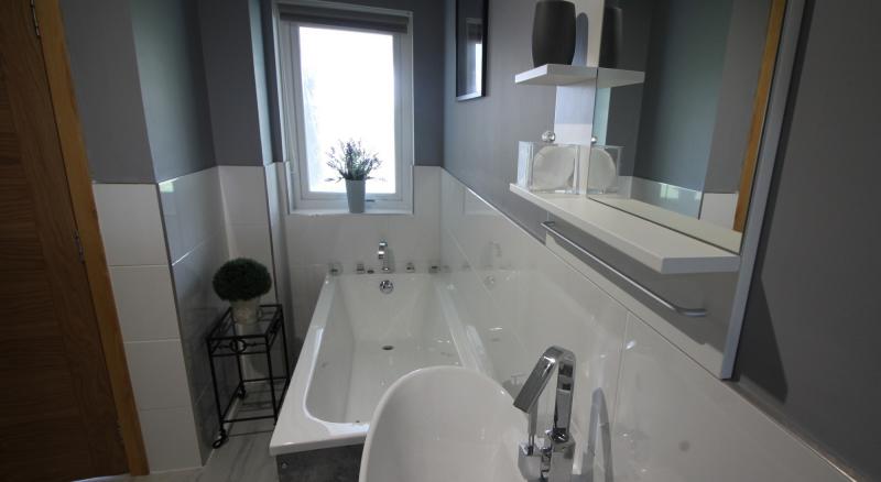 Alba room bath (2)